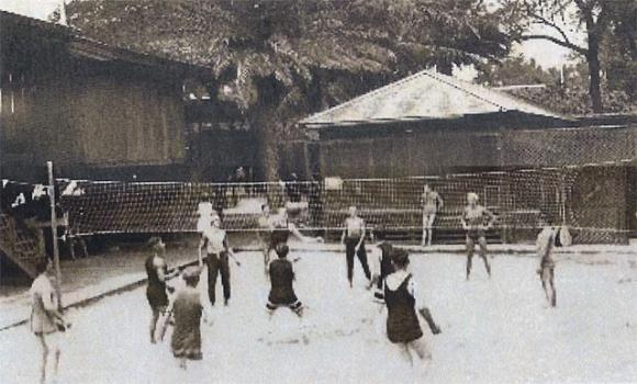 Когда состоялся первый турнир по пляжному волейболу?