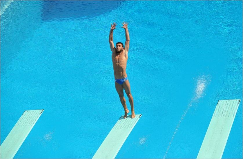 Для чего прыгуны в воду крутят валик на трамплине перед прыжком?